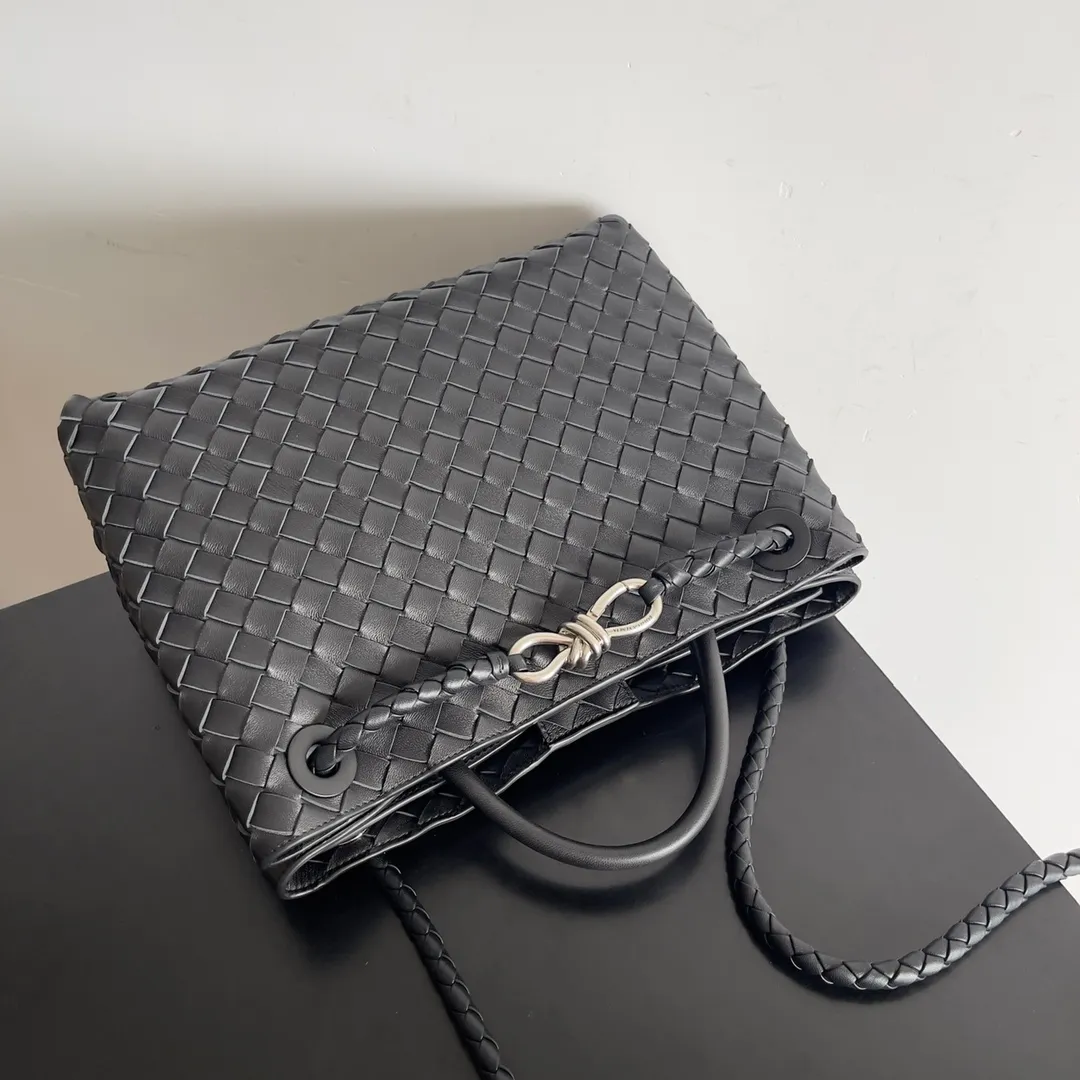 The 2023 new Andiamo batch of 2260 BV has been shipped‼ ️Really popular🔥The new Andiamo woven handbag launched by Bottega Veneta this season is really popular all over the world! ! Celebrities at home and abroad have worn it, and Oscar-winning actress Michelle Yeoh has taken it out on the street. Song Jia, Trai Yara, Yu Feihong, Sanji Ayaka, Rosie Hunting-Whiteley, Yoshioka Riho, etc. have all picked up this bag. It is classic and versatile, showing off its temperament, and the bag capacity is also large, which is very convenient for daily commuting! ! A variety of carrying methods, the shoulder straps can be adjusted by yourself, the original lambskin feels soft and delicate, and the unisex style breaks the gender boundaries and brings a more practical and long-lasting use experience. Andiamo, which has both elegant and casual styles, perfectly interprets the true appearance of "fashionable old money style". Style number: 743572 Size: 32*24*12